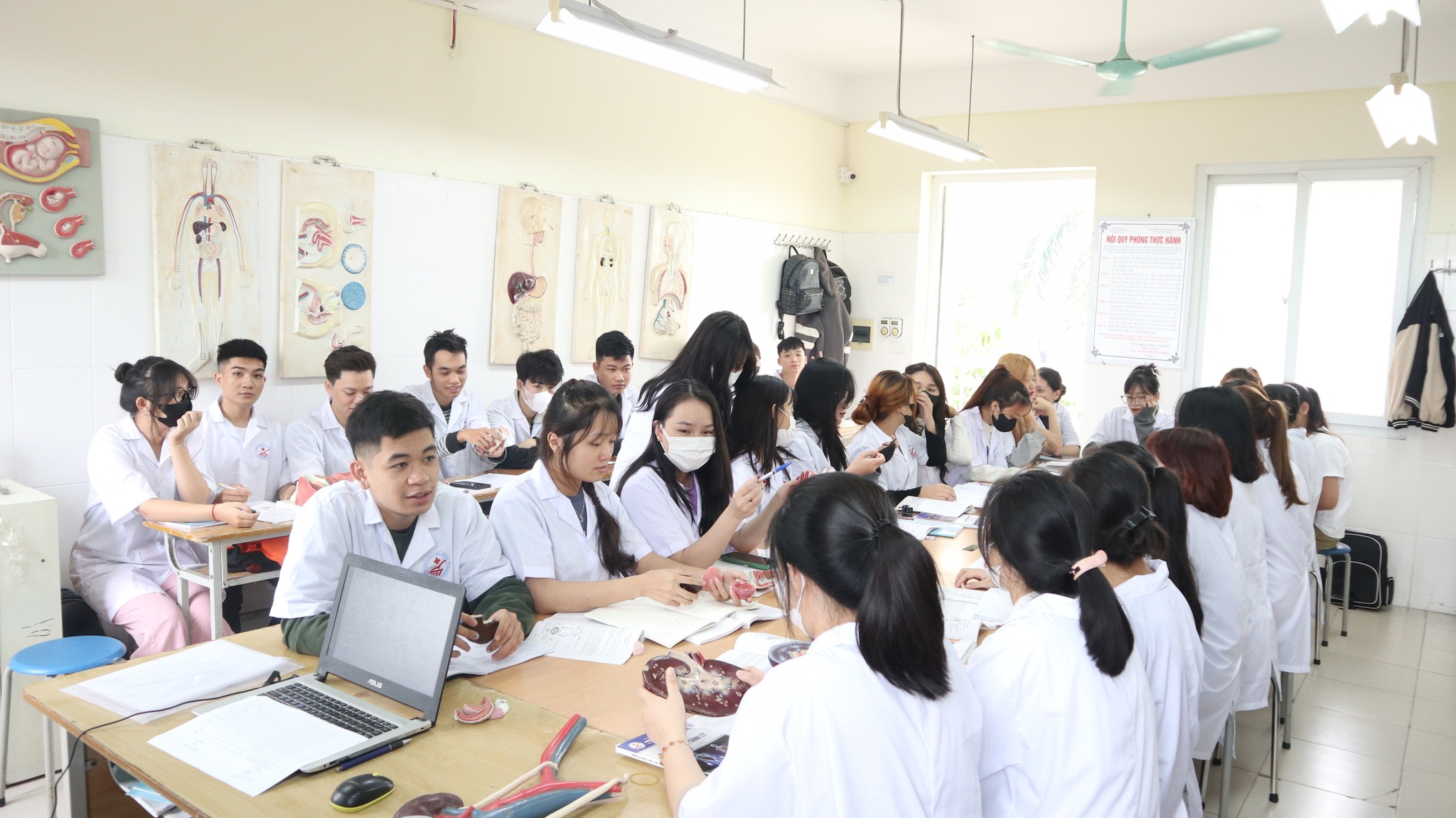 Y sĩ đa khoa trường Cao Đẳng Kỹ Thuật Y Dược Hà Nội